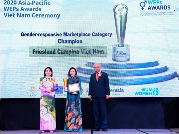 Bà Phan Nam Trân (giữa), Giám đốc Nhân sự FrieslandCampina Việt Nam nhận giải thưởng “Bình đẳng giới trên thị trường”.