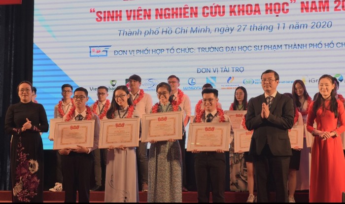 Sinh viên, nhóm sinh viên nhận bằng khen tại lễ trao giải. (Ảnh: Nhà trường cung cấp)