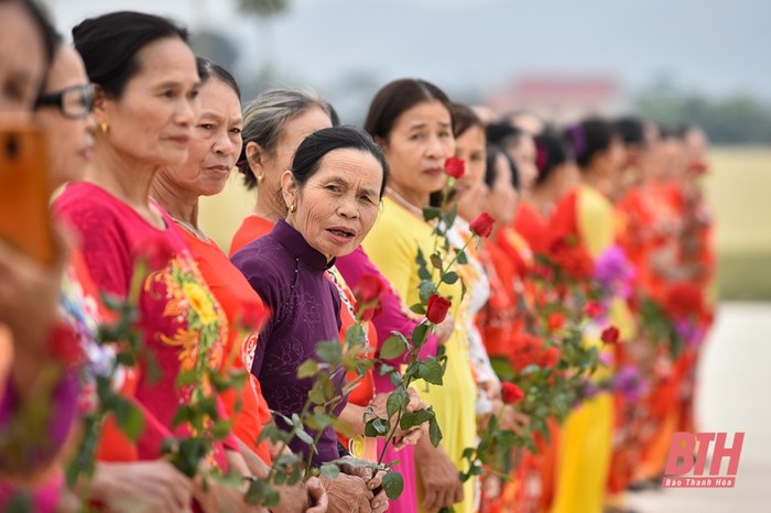 Khuôn mặt và ánh mắt các cụ già tóc bạc được huy động đón hoa hậu nói lên điều gì? (ảnh lấy từ Baothanhhoa.vn)