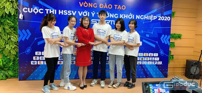 Nhóm 5 em học sinh Trường Trung học phổ thông Công Nghiệp cùng cô giáo chủ nhiệm đồng thời cũng là người hướng dẫn. (Ảnh: Nhân vật cung cấp)