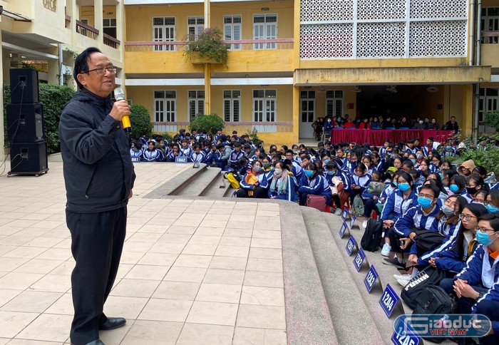 Mặc dù thời tiết mùa Đông giá lạnh, Giáo sư Nguyễn Lân Dũng vẫn miệt mài &quot;truyền lửa&quot; cho thế hệ trẻ. Ảnh: Phạm Minh.