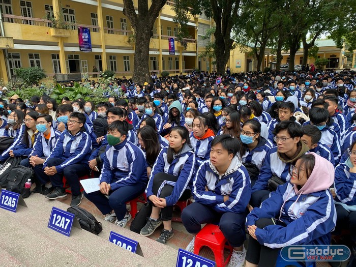 Các em học sinh say sưa lắng nghe những câu chuyện của Giáo sư Nguyễn Lân Dũng. Ảnh: Phạm Minh