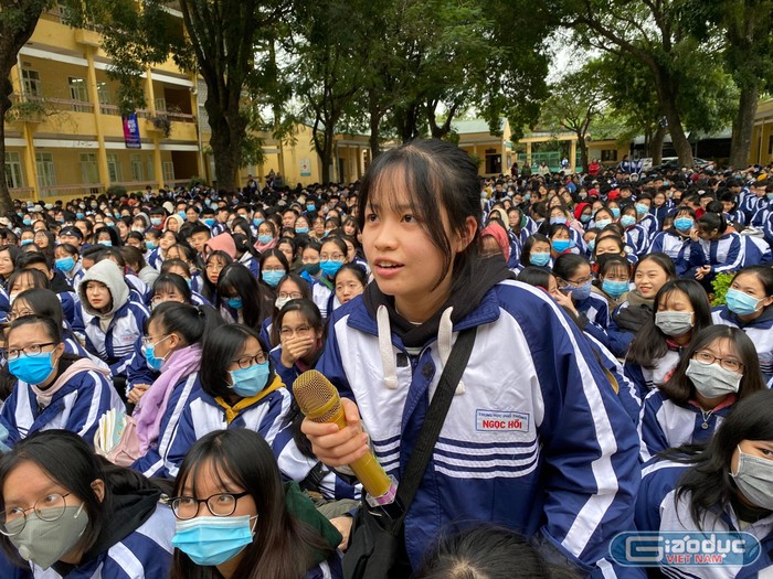 Cuộc trao đổi giữa Giáo sư Nguyễn Lân Dũng với các em học sinh Trường Trung học phổ thông Ngọc Hồi diễn ra sôi nổi. Ảnh: Phạm Minh