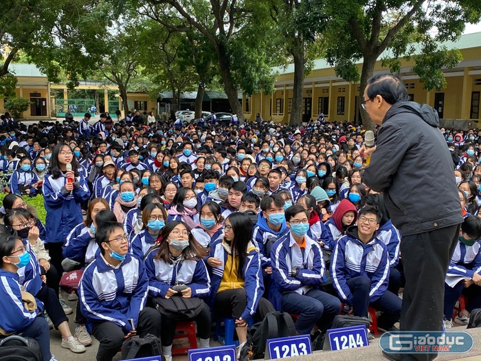 Học sinh Trường Trung học phổ thông Ngọc Hồi đặt câu hỏi với diễn giả. Ảnh: Phạm Minh.