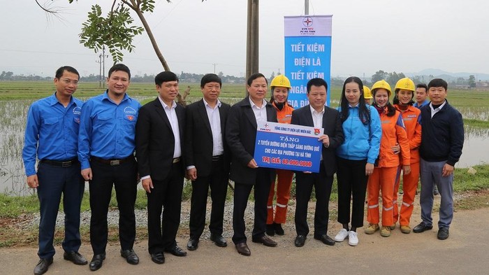 EVNNPC trao tặng công trình thanh niên thắp sáng đường quê