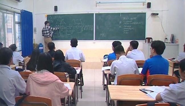 Giải pháp để xóa bỏ tình trạng dạy thêm, học thêm là gì? (Ảnh minh họa: VTV)