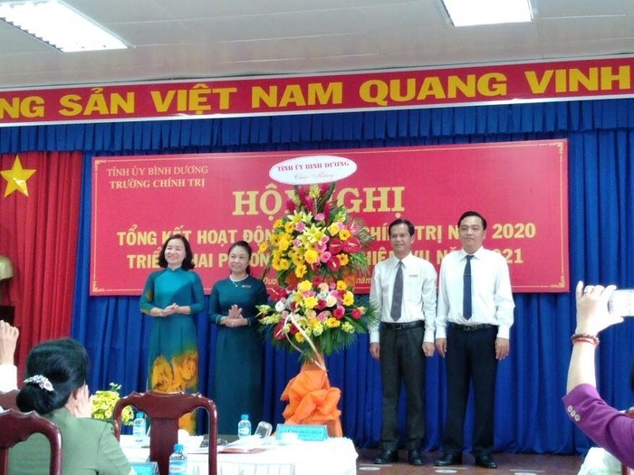 Đồng chí Trương Thị Bích Hạnh (ngoài cùng bên trái) - Ủy viên Ban Thường vụ - Trưởng Ban tuyên giáo Tỉnh ủy Bình Dương, đại diện Ban Thường vụ Tỉnh ủy Bình Dương tặng hoa chúc mừng hội nghị. (Ảnh: Phan Bằng)