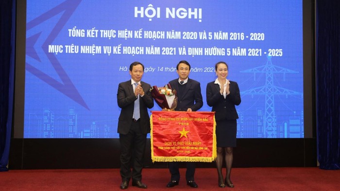 Ông Thiều Kim Quỳnh - Chủ tịch Hội đồng thành viên và bà Đỗ Nguyệt Ánh – thành viên Hội đồng Thành viên, Tổng Giám đốc EVNNPC trao Cờ thi đua của Tổng công ty cho Công ty Điện lực Hưng Yên.