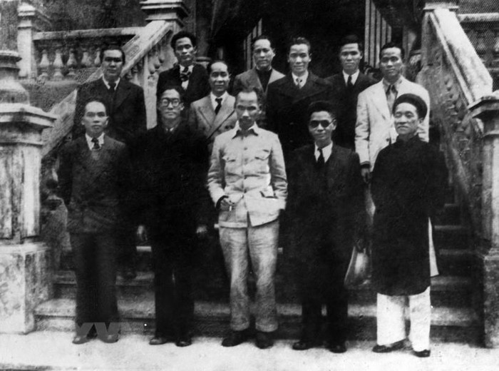 Ngày 3/9/1945, Chính phủ lâm thời đã họp phiên đầu tiên, đặt ra những vấn đề cấp bách, trong đó quyết tâm chiến đấu với &apos;giặc đói,&apos; &apos;giặc dốt,&apos; nhanh chóng tiến hành cuộc Tổng tuyển cử với chế độ phổ thông đầu phiếu để từ đó soạn thảo một bản Hiến pháp cho nước Việt Nam Dân chủ Cộng hòa mới ra đời. Trong ảnh: Chủ tịch Hồ Chí Minh và các thành viên Hội đồng Chính phủ lâm thời nước Việt Nam Dân chủ Cộng hòa ra mắt sau phiên họp đầu tiên, sáng 3/9/1945. (Ảnh: TTXVN)