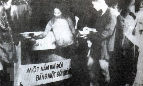 Trong những năm 1945-1946, hưởng ứng lời kêu gọi của Đảng và Bác Hồ về chống &apos;giặc đói,&apos; phong trào hũ gạo tiết kiệm,&apos; &apos;ngày đồng tâm&apos;… đã diễn ra rộng khắp trên cả nước; nhờ đó, vụ mùa năm 1946 ta đã thu hoạch được 1,15 triệu tấn thóc; nạn đói được đẩy lùi, đời sống nhân dân di vào ổn định. Trong ảnh: Phong trào &apos;Hũ gạo cứu đói&apos; với tinh thần &apos;Một nắm khi đói bằng một gói khi no&apos; lan rộng khắp cả nước. (Ảnh: Tư liệu/TTXVN phát)