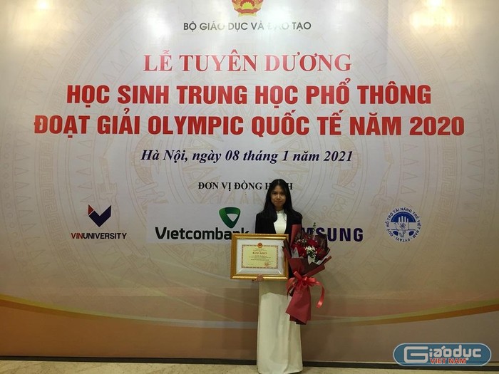 Ngày 8/1/2021, em Nguyễn Thị Thu Nga đã được vinh danh tại Lễ tuyên dương học sinh Trung học phổ thông đoạt giải Olympic quốc tế năm 2020. Cũng trong buổi lễ ngày hôm đó, em còn được Thủ tướng Chính phủ Nguyễn Xuân Phúc tặng bằng khen. (Ảnh: Đình Hùng)