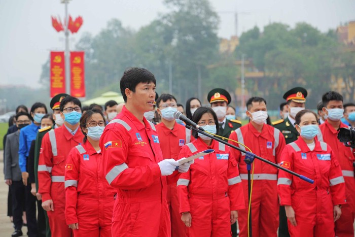 Giàn trưởng Nguyễn Thanh Tĩnh báo công dâng Bác