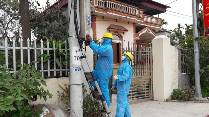 Công nhân điện lực Chí Linh sửa chữa điện cho khách hàng trong khu vực tâm dịch phường Cộng Hòa