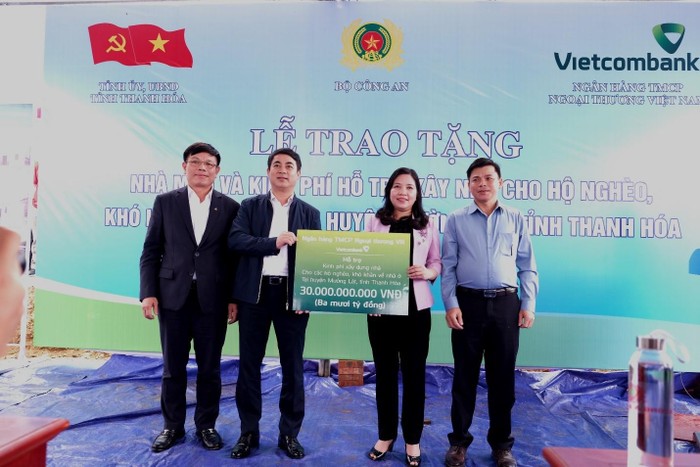 Thay mặt Vietcombank, đồng chí Nghiêm Xuân Thành - Ủy viên Ban Chấp hành Trung ương Đảng, Bí thư Đảng ủy, Chủ tịch Hội đồng quản trị (thứ 2 từ trái sang) và đồng chí Đào Minh Tuấn – Chủ tịch Công đoàn, Phó Tổng Giám đốc trao 30 tỷ đồng cho đại diện Ủy ban Mặt trận Tổ quốc tỉnh Thanh Hóa để xây dựng 600 căn nhà cho hộ nghèo khó khăn về nhà ở trên địa bàn huyện Mường Lát.