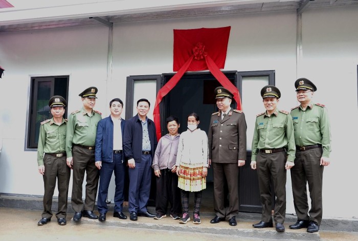 Đại tướng Tô Lâm - Ủy viên Bộ Chính trị, Bộ trưởng Bộ Công (thứ 3 từ phải sang) cùng các Ủy viên Ban Chấp hành Trung ương Đảng: đồng chí Đỗ Trọng Hưng - Bí thư Tỉnh ủy tỉnh Thanh Hóa (thứ 4 từ trái sang); đồng chí Nghiêm Xuân Thành – Bí thư Đảng ủy, Chủ tịch Hội đồng quản trị Vietcombank (thứ 3 từ trái sang) và các đồng chí lãnh đạo Bộ Công an bàn giao nhà tình nghĩa cho gia đình anh Vàng A Lồng