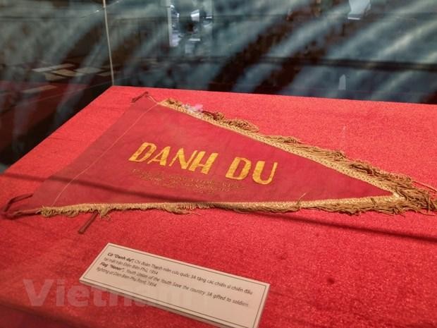 Cờ &quot;Danh dự&quot; chi đoàn Thanh niên cứu quốc 3A tặng các chiến sỹ chiến đấu tại mặt trận Điện Biên Phủ năm 1954. (Ảnh: Minh Thu/Vietnam+)