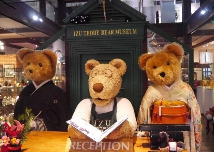 Những người gấu ở quầy lễ tân của Izu Teddy Bear Museum