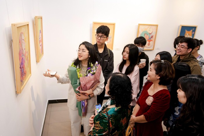 Nguyễn Nhật Mai giới thiệu với khách tham quan về các tác phẩm trưng bày tại triển lãm.