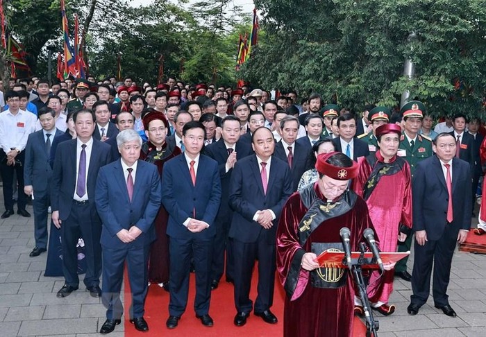 Chủ tịch nước Nguyễn Xuân Phúc và các lãnh đạo đảng, Nhà nước dâng hương tại điện Kính Thiên (đền Thượng). (Ảnh: Thống Nhất/TTXVN)