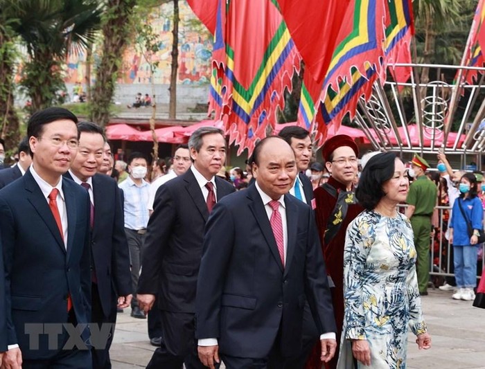 Sáng 21/4, Chủ tịch nước Nguyễn Xuân Phúc và các lãnh đạo đảng, Nhà nước dâng hương tưởng niệm các Vua Hùng nhân dịp Giỗ Tổ Hùng Vương năm Tân Sửu 2021 tại điện Kính Thiên (Đền Thượng) trên đỉnh núi Nghĩa Lĩnh thuộc Khu Di tích lịch sử quốc gia đặc biệt Đền Hùng, tỉnh Phú Thọ. (Ảnh: Thống Nhất/TTXVN)