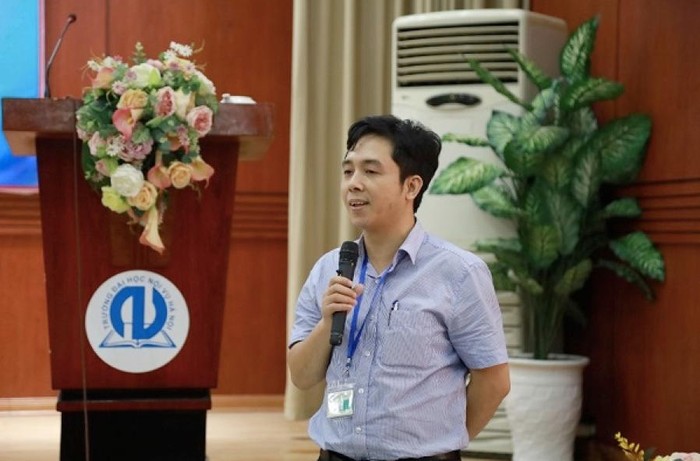 Thầy Phạm Quang Quyền, Giám đốc Trung tâm Thông tin Thư viện của Nhà trường trao đổi với diễn giả, thầy cô và sinh viên về vấn đề Thư viện số, Thư viện điện tử - một chủ đề đang được quan tâm hiện nay