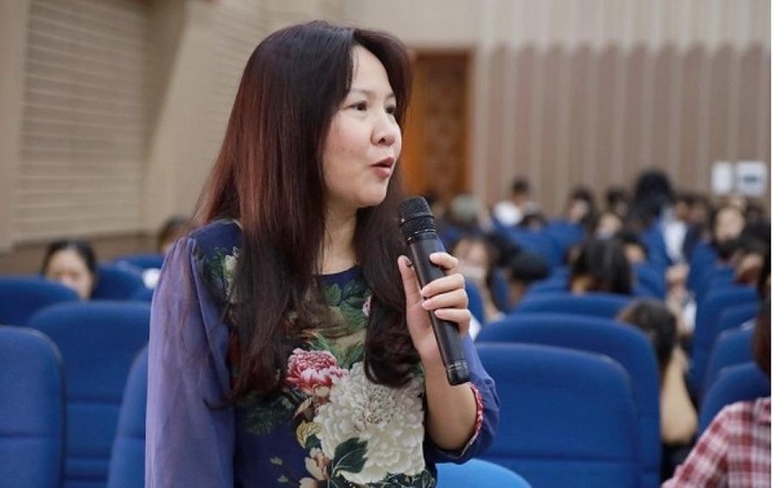 Cô Trần Thị Phương Thúy, khoa Quản lý xã hội đưa câu hỏi trao đổi liên quan đến chuyên đề buổi nói chuyện