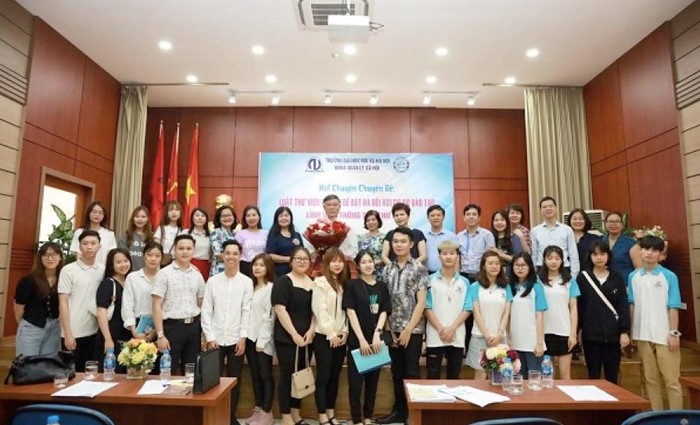 Diễn giả Phạm Thế Khang cùng chụp ảnh lưu niệm với thầy cô và các em sinh viên