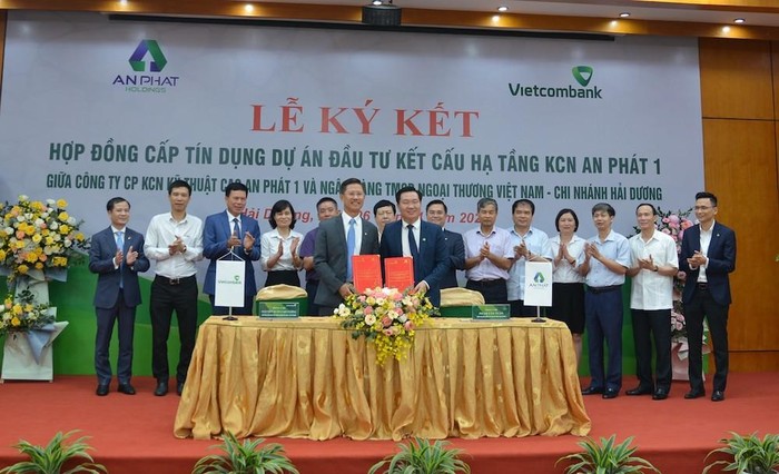 Ông Nguyễn Xuân Cao Cường - Giám đốc Vietcombank Hải Dương (hàng đầu, bên trái) và ông Phạm Văn Tuấn – Chủ tịch Hội đồng quản trị kiêm Tổng Giám đốc Công ty Cổ phần Khu công nghiệp Kỹ thuật cao An Phát 1 ký kết hợp đồng tín dụng trước sự chứng kiến của lãnh đạo tỉnh Hải Dương, lãnh đạo Vietcombank và lãnh đạo tập đoàn An Phát.