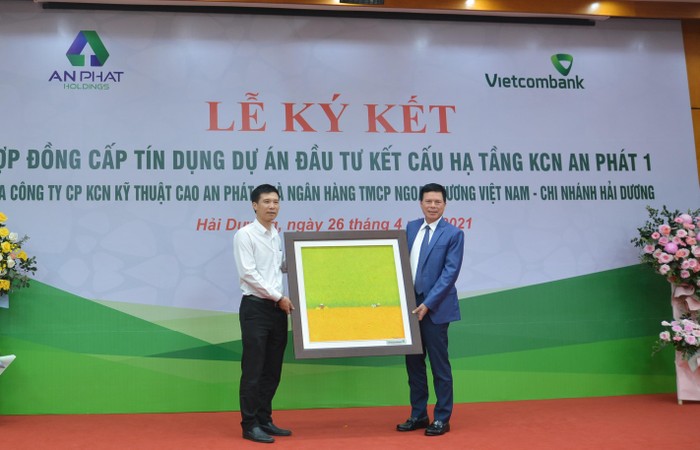 Ông Phạm Mạnh Thắng – Phó Tổng Giám đốc Vietcombank (bên phải) trao quà lưu niệm cho đại diện lãnh đạo Tập đoàn An Phát.