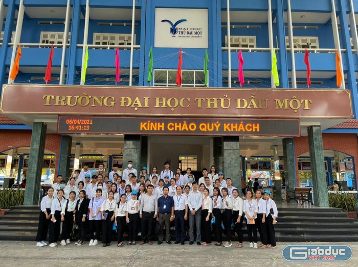 Tập thể giảng viên và sinh viên ngành Quản lý nhà nước tại Trường Đại học Thủ Dầu Một. (Ảnh: Nhà trường cung cấp)