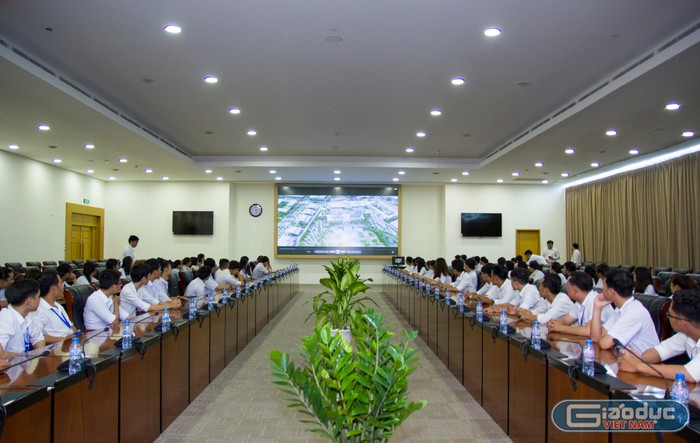 Tập thể sinh viên Đại học Thủ Dầu Một thực hành tại Trung tâm hành chính công tỉnh Bình Dương. (Ảnh: Nhà trường cung cấp)