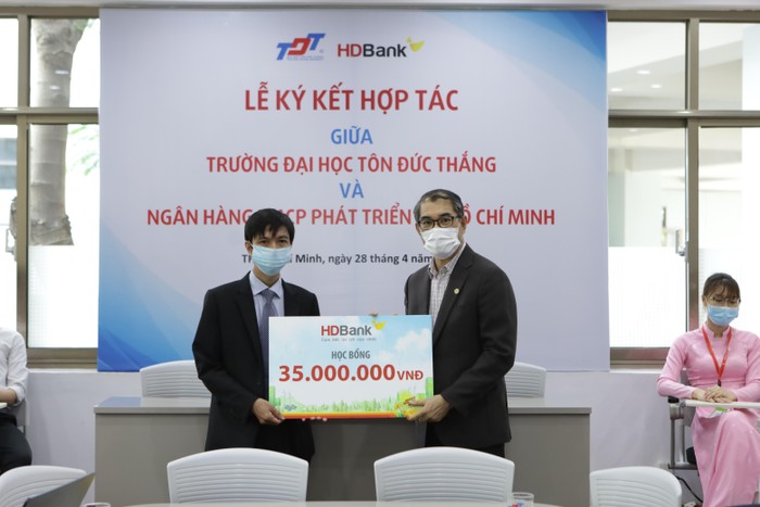 Tại Lễ ký kết, HDBank đã trao tặng 35 triệu đồng vào Quỹ học bổng của nhà trường.