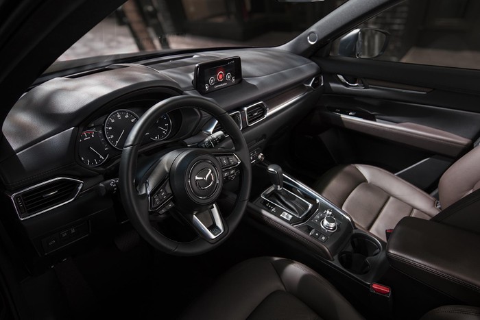 Khoang ca-bin trên Mazda CX-5 mới được “chất” đầy công nghệ hàng đầu phân khúc.