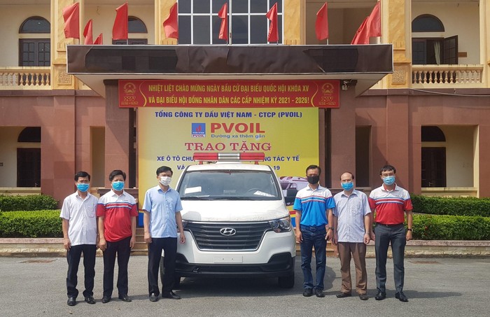 PVOIL tặng xe cứu thương phục vụ công tác phòng chống dịch COVID-19 cho huyện Kim Động, tỉnh Hưng Yên.