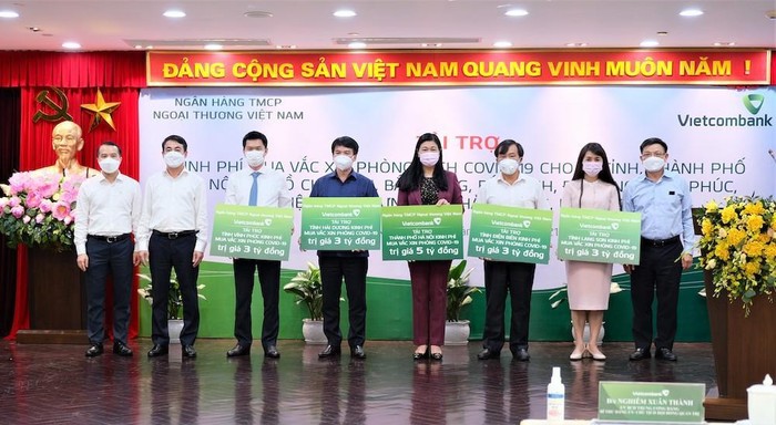 Đồng chí Nghiêm Xuân Thành - Ủy viên Ban Chấp hành Trung ương Đảng, Ủy viên Ban Thường vụ Đảng ủy Khối Doanh nghiệp Trung ương, Bí thư Đảng ủy, Chủ tịch Hội đồng quản trị (thứ 2 từ trái sang) cùng đồng chí Đỗ Việt Hùng - Phó Bí thư thường trực Đảng ủy, Thành viên Hội đồng quản trị (ngoài cùng bên trái) và đồng chí Đào Minh Tuấn – Phó Tổng Giám đốc, Chủ tịch Công đoàn (ngoài cùng bên phải) trao kinh phí tài trợ mua vắc xin phòng COVID-19 cho Hà Nội, Vĩnh Phúc, Hải Dương, Điện Biên, Lạng Sơn.