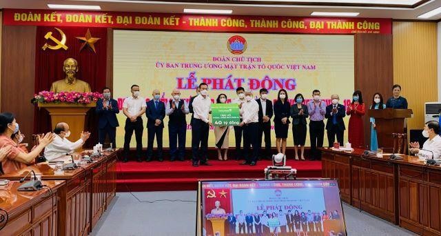 Đại diện Ban lãnh đạo Vietcombank, đồng chí Phạm Quang Dũng - Ủy viên Ban Chấp hành Đảng bộ Khối Doanh nghiệp Trung ương, Phó Bí thư Đảng uỷ - Tổng giám đốc (bên trái) trao kinh phí ủng hộ phòng chống dịch COVID-19 cho đại diện Ủy ban Trung ương Mặt trận Tổ quốc Việt Nam.