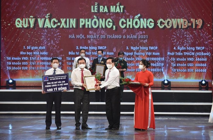 Chủ tịch Hội đồng thành viên Petrovietnam Hoàng Quốc Vượng trao số tiền ủng hộ 400 tỉ đồng cho Quỹ vắc-xin phòng, chống Covid-19