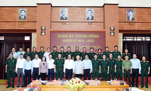 Tổng Bí thư Nguyễn Phú Trọng; Chủ tịch nước Nguyễn Xuân Phúc; Thủ tướng Phạm Minh Chính cùng các đại biểu dự phiên họp chụp ảnh chung với các đồng chí Quân ủy Trung ương, Thường vụ Quân ủy Trung ương nhiệm kỳ 2020-2025.