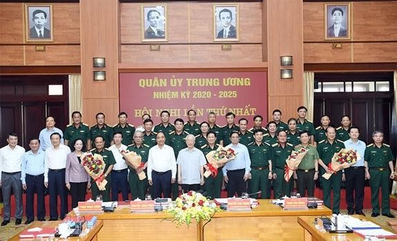 Tổng Bí thư Nguyễn Phú Trọng; Chủ tịch nước Nguyễn Xuân Phúc; Thủ tướng Phạm Minh Chính cùng các đại biểu dự phiên họp chụp ảnh chung với các đồng chí Quân ủy Trung ương, Thường vụ Quân ủy Trung ương nhiệm kỳ 2020-2025 và các đồng chí Thường vụ Quân ủy Trung ương nhiệm kỳ 2015-2020.