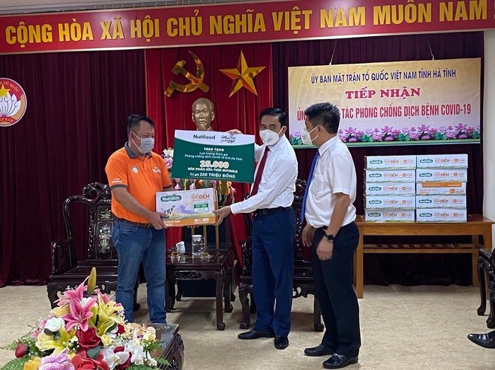 Đại diện Quỹ Phát triển Tài năng Việt của Ông Bầu trao tặng 25.000 sản phẩm sữa tươi NutiMilk cho tỉnh Hà Tĩnh