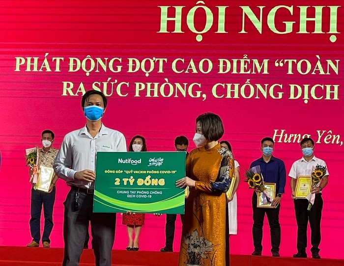 Đại diện Quỹ Phát triển Tài năng Việt của Ông Bầu trao tặng 2 tỷ đồng cho Quỹ Phòng chống dịch Covid-19 tỉnh Hưng Yên