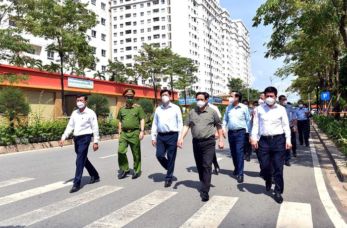 Thủ tướng thị sát bệnh viện dã chiến tại khu tái định cư phường An Khánh, thành phố Thủ Đức.