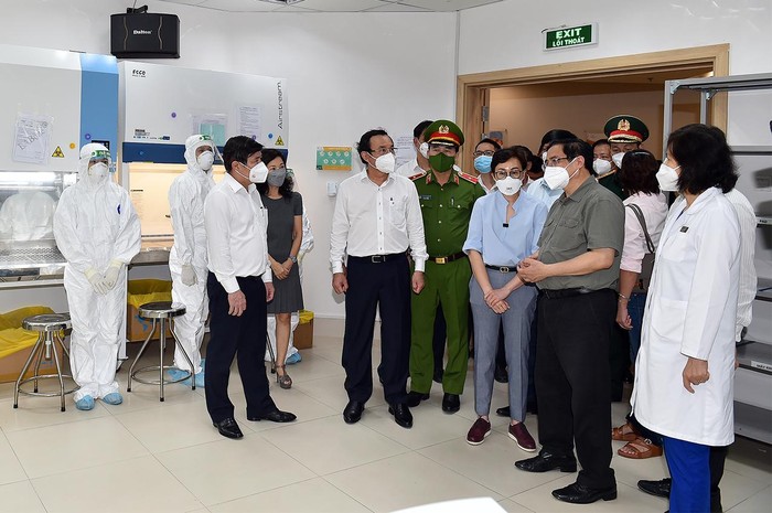 Thủ tướng thăm cơ sở xét nghiệm khẳng định SARS-CoV-2 bằng phương pháp Realtime RT-PCR tại Bệnh viện đa khoa quốc tế Vinmec (quận Bình Thạnh).
