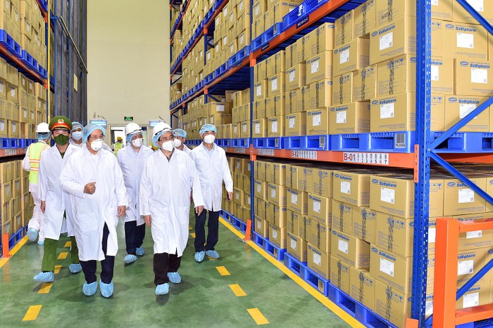 Thủ tướng tới thăm Công ty Dược phẩm Savi tại khu chế xuất Tân Thuận. Đây là 1 đơn vị thực hiện nhiệm vụ vừa sản xuất vừa chống dịch.