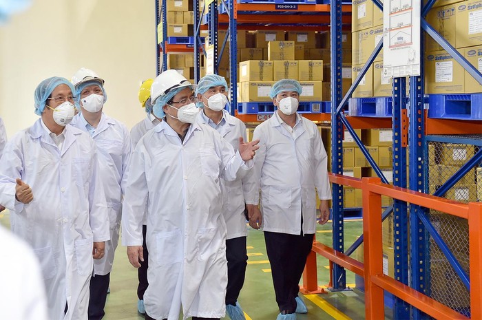Thủ tướng thăm dây chuyền sản xuất thuốc của Công ty Savi.