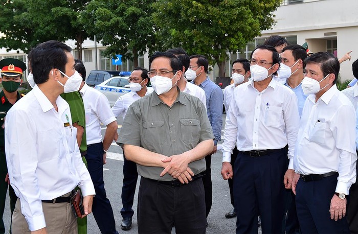 Đại diện Ban quản lý khu tái định cư phường An Khánh báo cáo Thủ tướng về công tác chuẩn bị để thành lập bệnh viện dã chiến tại đây.