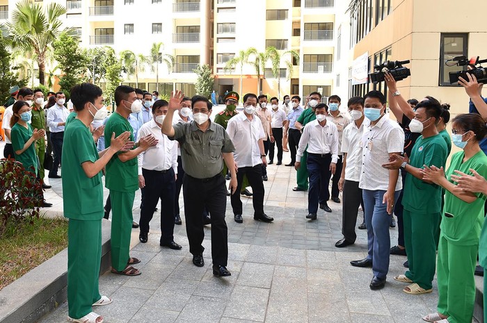 Thủ tướng cùng đoàn công tác Chính phủ tới khu vực chuẩn bị để tiếp nhận bệnh nhân tại phường An Khánh, thành phố Thủ Đức.