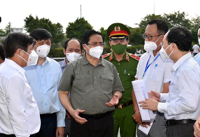 Thủ tướng nghe lực lượng chức năng báo cáo việc thực hiện Chỉ thị 16 tại phường Tân Phú, thành phố Thủ Đức.
