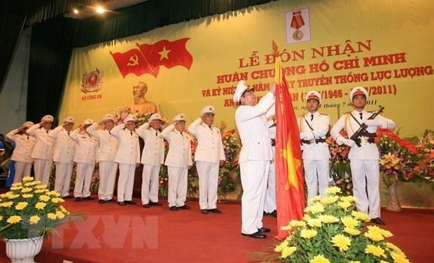 Đại tướng Lê Hồng Anh, Ủy viên Bộ Chính trị, Bộ trưởng Bộ Công an, gắn Huân chương Hồ Chí Minh lên cờ truyền thống của Tổng cục An ninh II tai Lễ kỷ niệm 65 năm Ngày truyền thống lực lượng An ninh nhân dân (12/7/1946-12/7/2011). Ảnh: Thống Nhất-TTXVN
