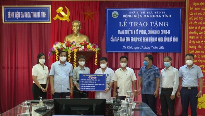 Lễ trao tặng trang thiết bị y tế phòng chống dịch Covid-19 của Sun Group cho Bệnh viện Đa khoa Hà Tĩnh 11/7.